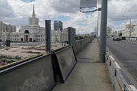 Готовят к ремонту? С Комсомольского моста снимают уродующие его и панораму экраны