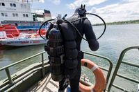 100 водолазов ищут в Волге технику времен ВОВ