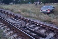 «Заехал на пути и оставил машину»: в полиции рассказали подробности ДТП с пассажирским поездом