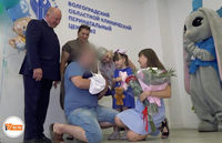 «Жизнь продолжается»: волгоградец, получивший автограф Путина, приехал из зоны СВО на выписку сына из роддома