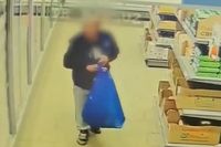 Волгоградец незаметно вынес из магазина мешок колбасы