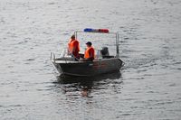 Стремительно неслись по течению: в Волгограде спасли компанию на матрасах и кругах с уточками