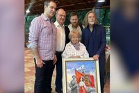 Зюганов с Сафроновым вручили Александре Пахмутовой картину со Сталиным
