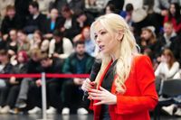 «Мыслит лишь лайками и просмотрами»: Екатерина Мизулина публично отчитала блогера, бросившего 5 тысяч рублей в бассейн на Мамаевом кургане