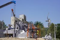 Подвиг, отлитый в бетоне: фотограф показал сборку грандиозного монумента героям СВО у Мамаева Кургана