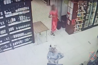 В Волжском попала на видео эффектная блондинка, ограбившая алкомаркет