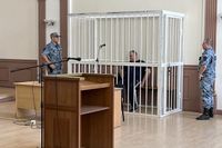 Админа телеграм-канала Серенко привезли в суд на закрытый процесс в Волгограде