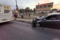 На севере Волгограда иномарка врезалась в автобус №21 с пассажирами