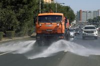 «Водители радуются воде как дети»: дальнобойщик из Волгограда рассказал, почему пересел за руль поливальной машины