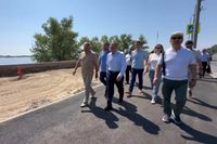 Андрей Бочаров вывел утомленных солнцем чиновников на обновляемую набережную