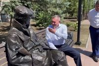 «Всё очень достойно»: Андрей Бочаров оценил качество благоустройства сквера им. Говорухина