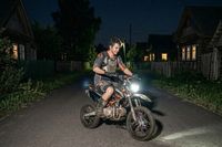 «Это дрон, или наши орлята учатся летать?»: жителей Средней Ахтубы довели до ручки ночные покатушки байкеров