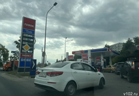Бензин есть, но надо постоять: к работающим АЗС в Волгограде выстроились очереди