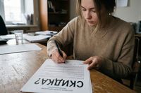 Обещали крупную скидку: волгоградке пришлось судиться с автосалоном из-за навязывания допуслуг