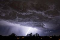 В Ростове во время грозы удар молнии попал в жилой массив