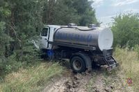 Под Волгоградом погиб водитель молоковоза после наезда на дерево