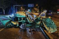 В Волгограде двое погибли после наезда «Лады» на опору билборда
