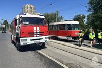 В Волгограде на Детском центре спасатели потушили моторный отсек трамвая №4