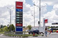 «Бензин есть только по утрам»: волгоградцы отпрашиваются с работы, чтобы выстоять очереди на АЗС