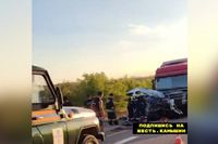 Под Волгоградом засняли массовую аварию с автоцистерной и легковушками
