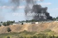 Черный дым от пожара накрыл микрорайон на севере Волгограда