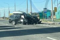 Авто разорвало в ДТП со опорой: волгоградцы сняли последствия на видео
