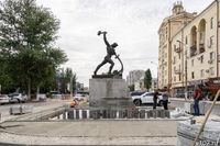 Боком компактнее? В Волгограде копию памятника Вучетича «поселили» на Профсоюзной