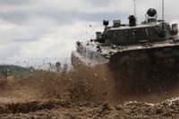 Военная техника преодолевает рвы и эскарпы в Волгоградской области