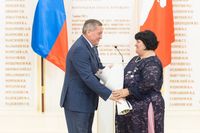 «Вам по-настоящему повезло»: Андрей Бочаров вручил маме 11 детей орден «Мать-героиня»
