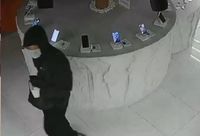 За информацию о грабителях магазина «Айстор» в Волжском объявили вознаграждение