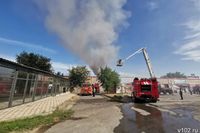 Покупатели успели выскочить: в Волгограде тушат крупный пожар в магазине «Светофор»