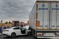 Под Волгоградом двое попали в больницу после жуткого ДТП с фурой на федеральной трассе