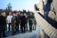 Бочаров показал Кириенко новый памятник бойцам СВО у Мамаева Кургана