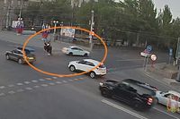 Кульбит мотоциклиста после удара об авто в Волгограде попал на видео