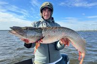 «Тянули 23 минуты, погнули сачок»: заядлый рыбак впервые поймал щуку на 7 кг у речпорта в Волгограде