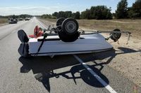 Под Волгоградом «ВАЗ» и лодка перевернулись на трассе после ДТП
