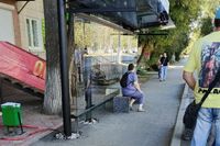 Волгоградцы показали фото «остановки абсурда»: павильон возник посреди тротуара