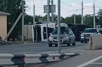 Многотонная фура опрокинулась у «танцующего» моста под Волгоградом