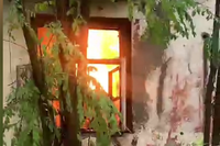 На юге Волгограда за день сгорели 4 аварийных дома: жители задыхались