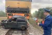 Локомотив снес «Оку» на железной дороге: водитель авто погиб