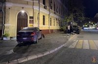 Чудом увернулись: в центре Волгограда вылетевшая на тротуар иномарка  едва не снесла  пешеходов - видео