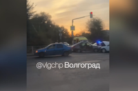 В Волгограде очевидцы засняли столкновение иномарок на Второй продольной