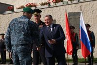 Андрей Бочаров и Дмитрий Аристов вручили зеленые береты судебным приставам на Мамаевом кургане