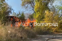 В Волгограде спасатели тушат ещё одну заброшку на ул. Палассовская
