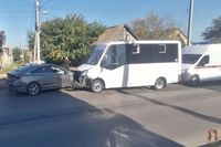 В Волгограде иномарка влетела в маршрутку №50: восемь пассажиров пострадали
