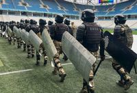 Бойцы СОБРа и ОМОНа ворвались на «Волгоград Арену»