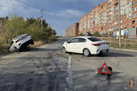 В Волгограде «Киа» завалилась в кювет после ДТП на ул. Санаторной