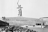 «Огонь плывет по городу, где всё – память»: как в Волгограде открывали мемориальный комплекс на Мамаевом кургане