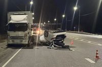 Под Волгоградом на трассе легковушка перевернулось в ДТП с фурой