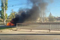 На севере Волгограда вспыхнула легковушка: видео